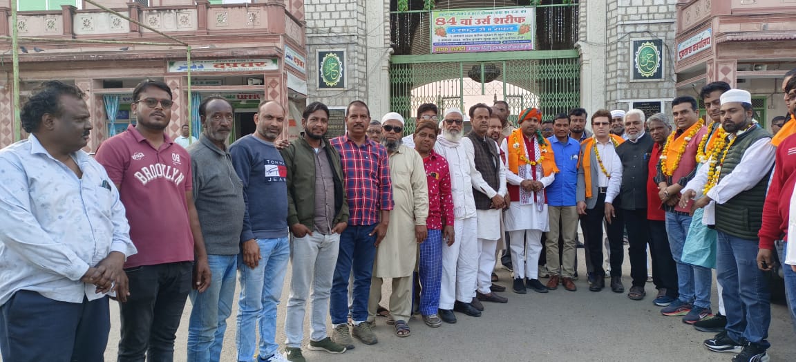 चित्तौड़गढ़ / कपासन - मेवाती ने दरगाह दीवाने शाह में जियारत कर मांगी अमन चैन की दुआ