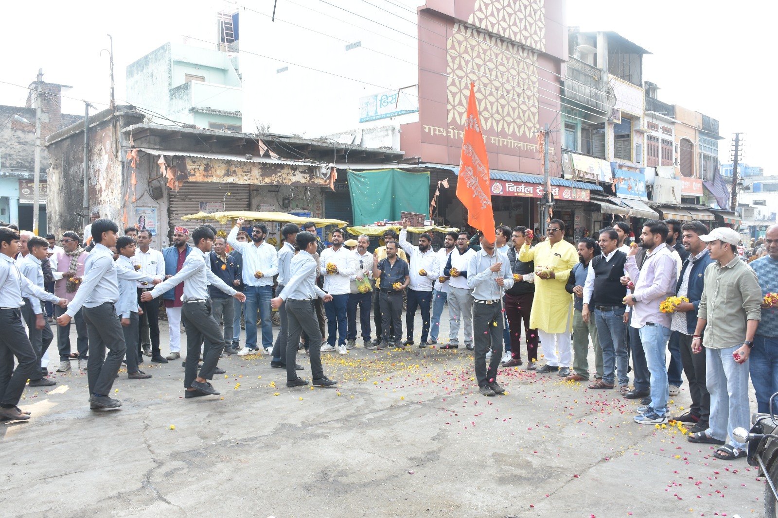 चित्तौड़गढ़ / कपासन - भाजपा कार्यकर्ताओं ने पथ संचलन पर पुष्प वर्षा कर किया अभिनंदन