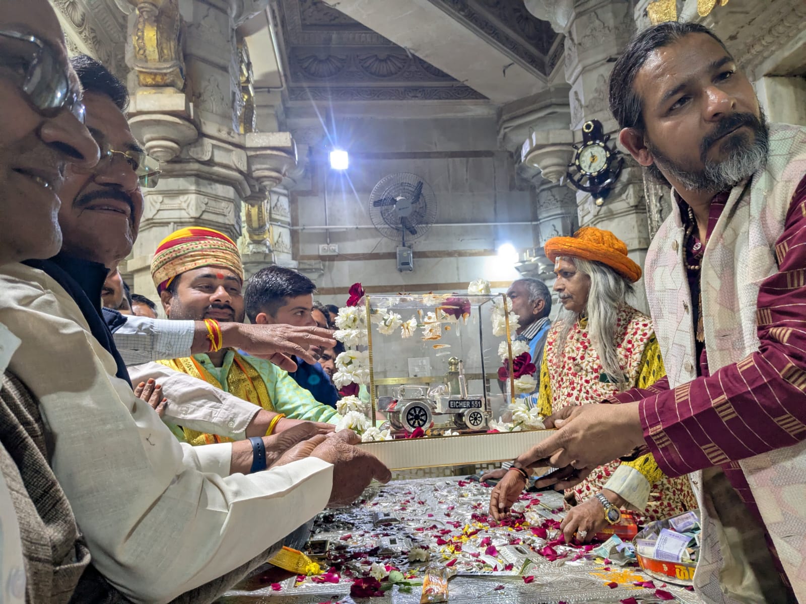 चित्तौड़गढ़ - सांवलिया सेठ को भेंट किया चांदी का ट्रैक्टर, शोरूम मालिक की पूरी हुई थी मनोकामना