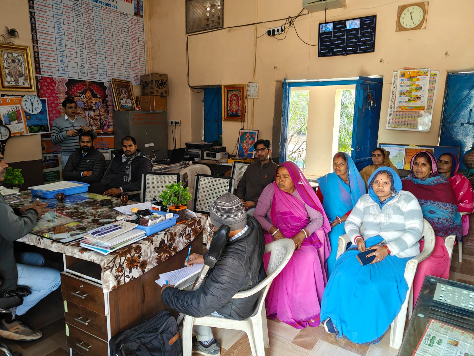 चित्तौड़गढ़ / चिकारड़ा - संगेसरा को आदर्श आयुष ग्राम बनाने की अहर्ता पूरी करने को लेकर विद्यालय मैं बैठक का हुआ आयोजन