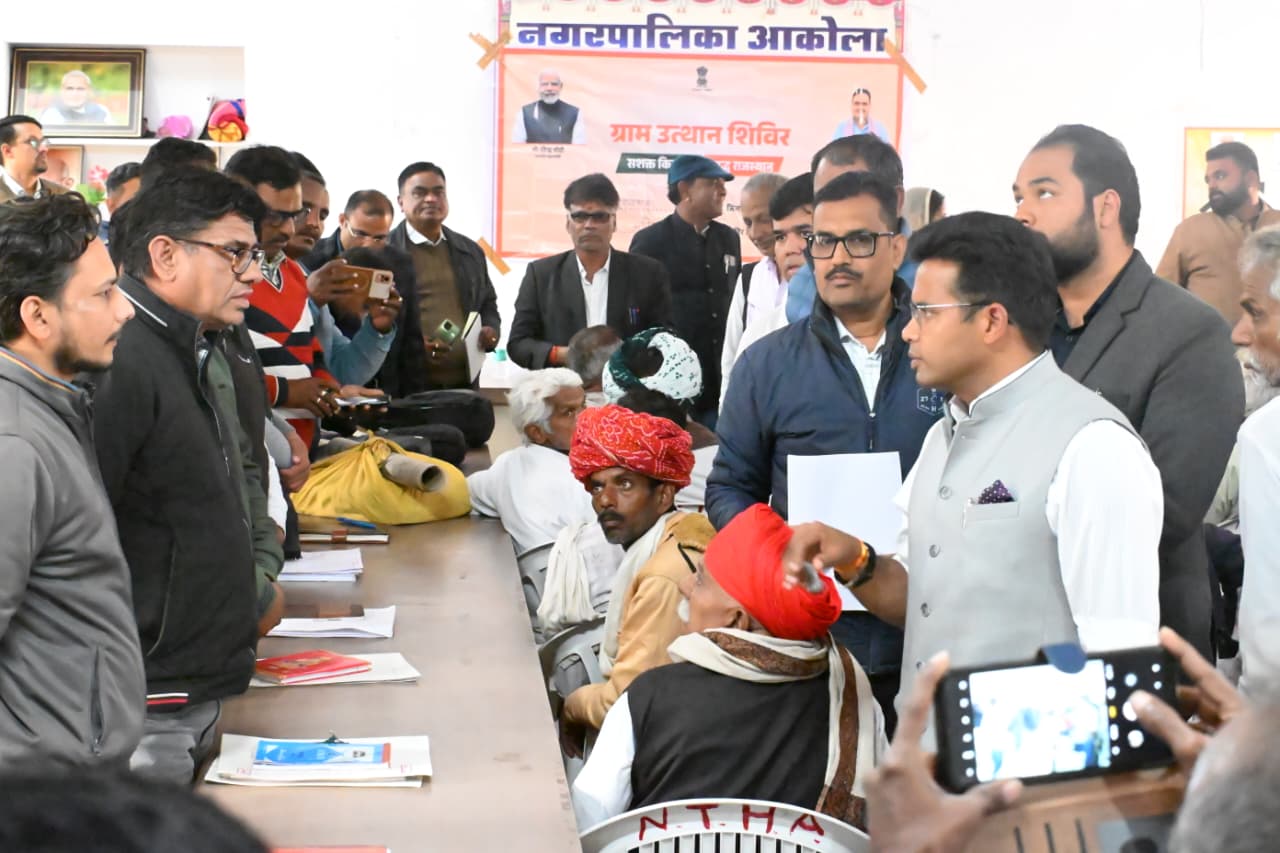 चित्तौड़गढ़ - आकोला में ग्राम उत्थान शिविर का जिला कलक्टर ने किया अवलोकन