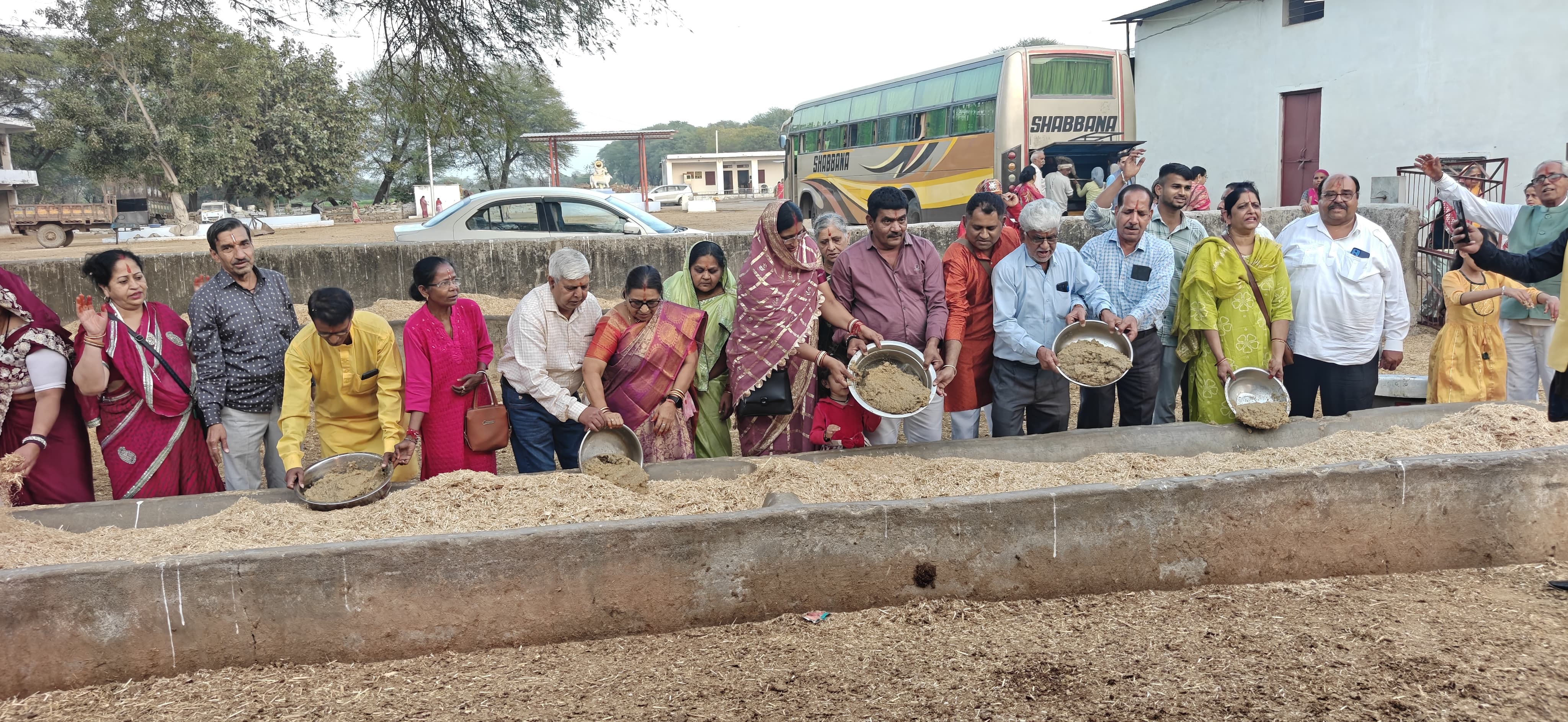 चित्तौड़गढ़ / चिकारड़ा - गौमाता को तीन क्विंटल की लापसी खिलाई
