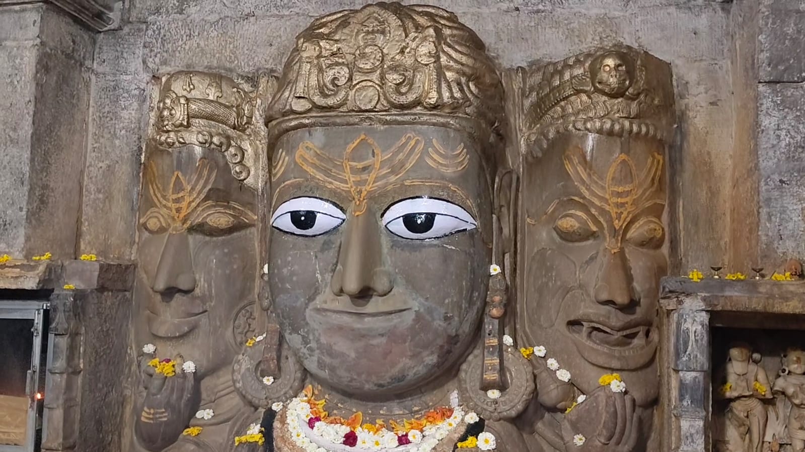 चित्तौड़गढ़ - 10वीं शताब्दी में बने समिद्धेश्वर मंदिर को तोड़ने के लिए हुआ था मुस्लिमों का आक्रमण, जहां एक शिला पर बनी त्रिमूर्ति की आज भी होती है पूजा