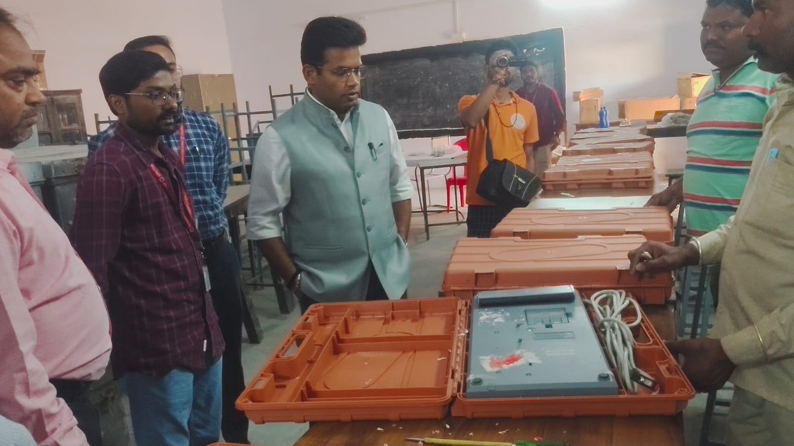 चित्तौड़गढ़ - ईवीएम की प्रथम स्तरीय जांच प्रारम्भ, जिला निर्वाचन अधिकारी ने किया निरीक्षण