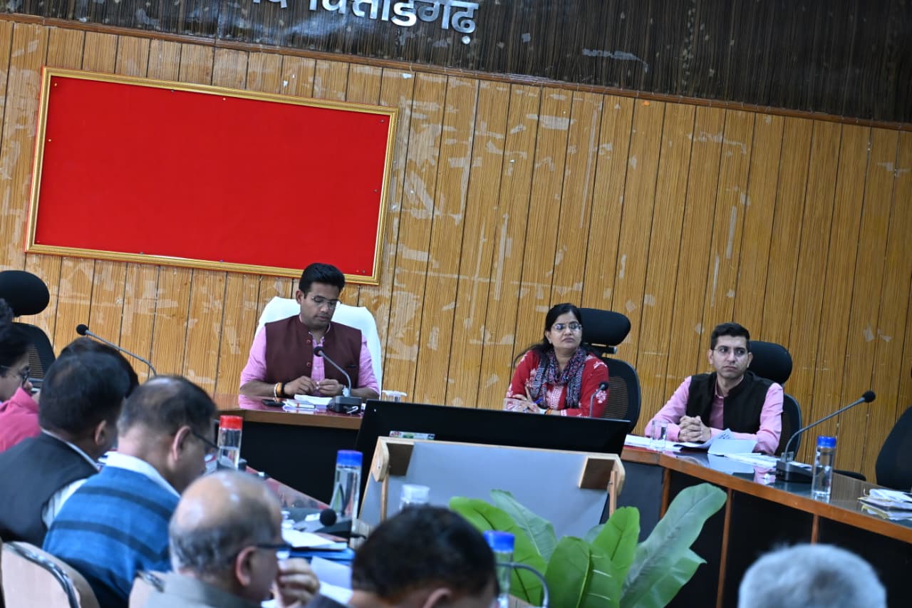 चित्तौड़गढ़ - जनसमस्याओं के निस्तारण में कोताही बर्दाश्त नहीं, अधिकारी स्वयं करें परिवादियों का सत्यापन-जिला कलक्टर