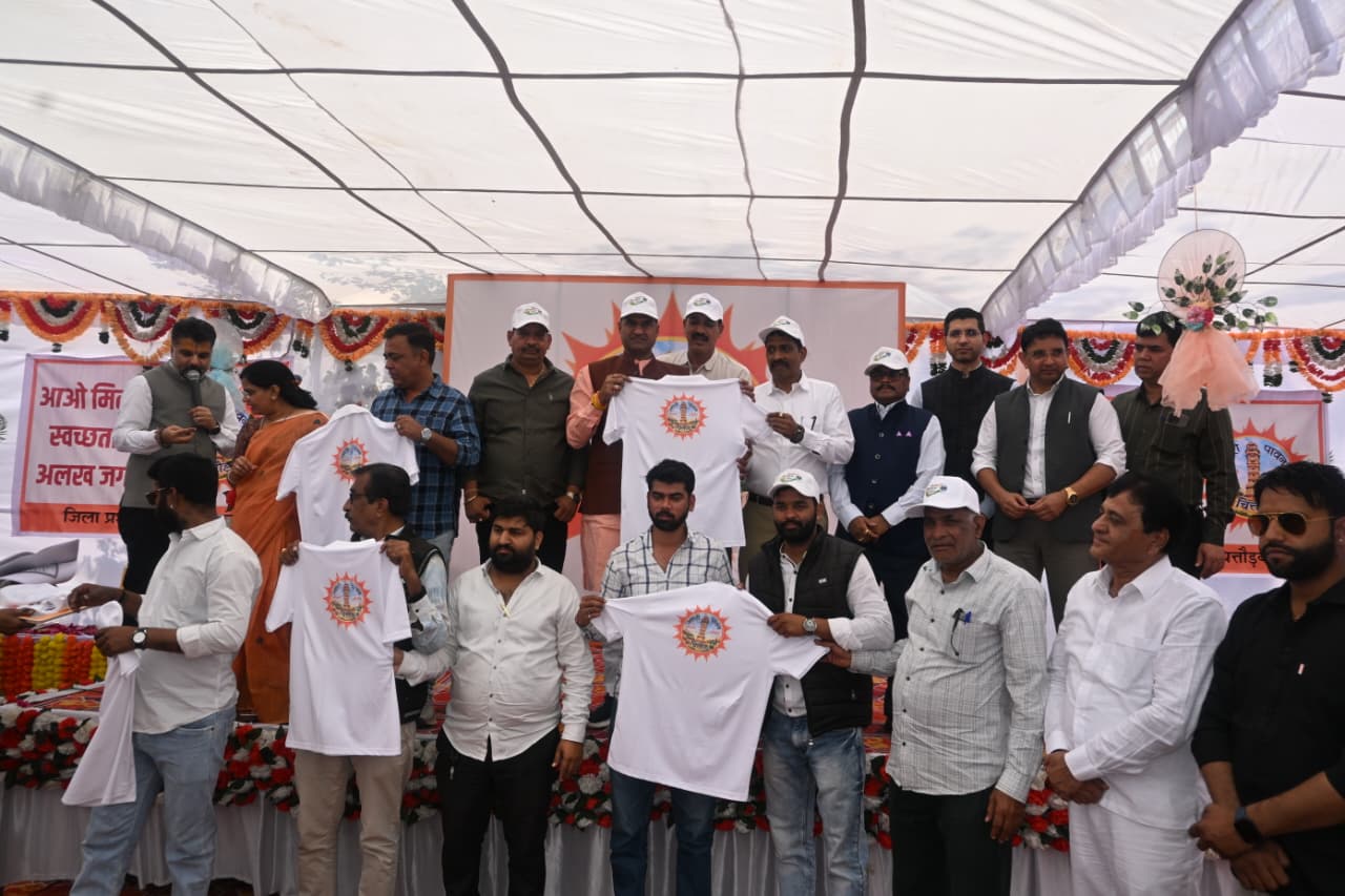 चित्तौड़गढ़ - पावन-चित्तौड़गढ़ स्वच्छता अभियान का शुभारंभ, 10 हजार कपड़े के बैग वितरित, स्वच्छता को जन आंदोलन बनाने का आह्वान