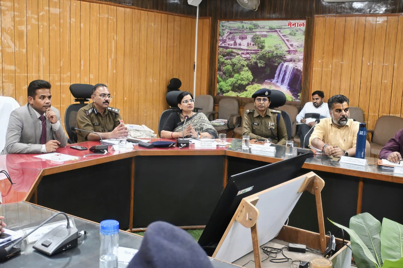 चित्तौड़गढ़ - त्योहार शांतिपूर्ण एवं सौहार्दपूर्ण वातावरण में संपन्न कराए-जिला कलक्टर