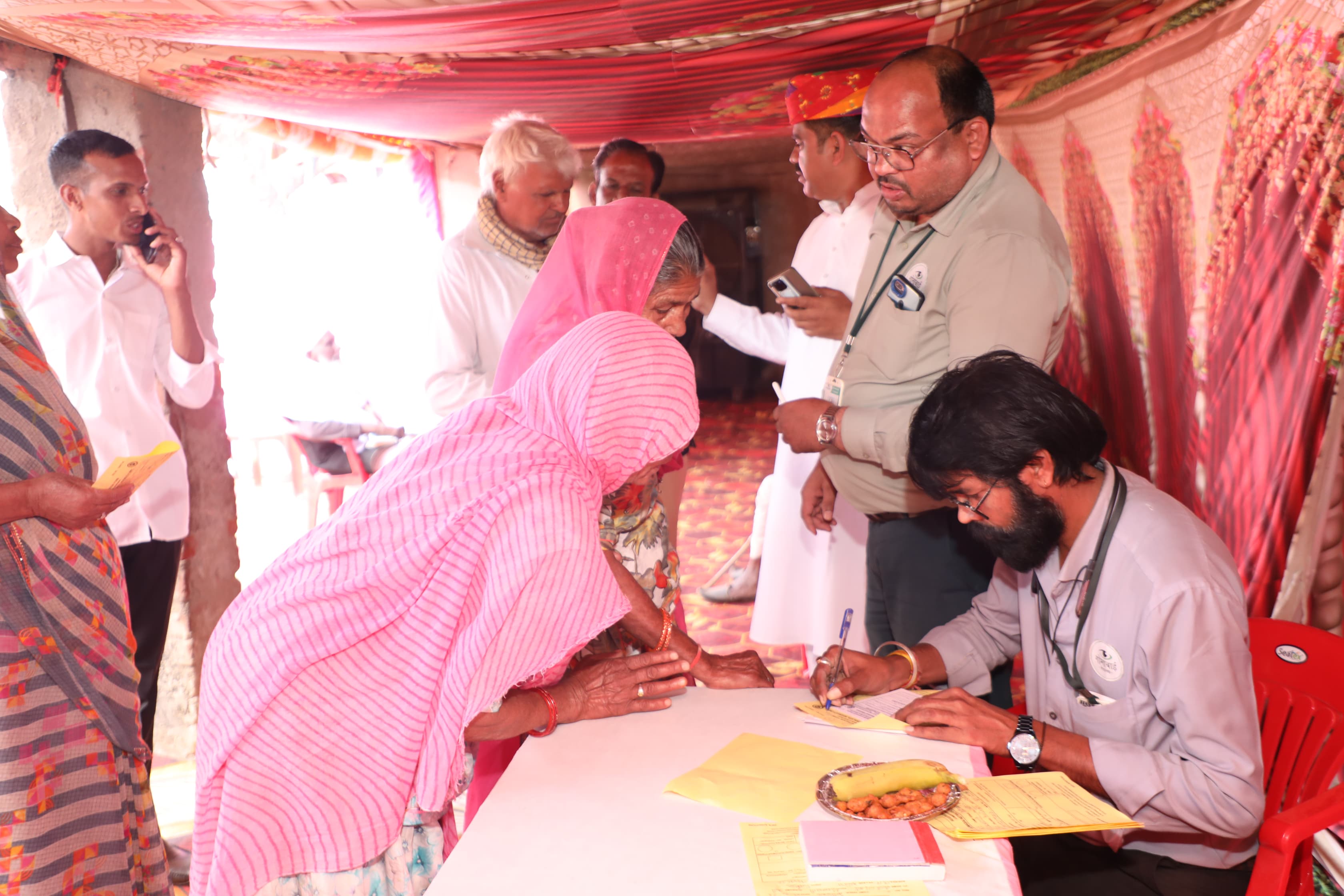 चित्तौड़गढ़ / निम्बाहेड़ा - सेवानिवृत हैड कांस्टेबल की स्मृति में आयोजित निःशुल्क नेत्र चिकित्सा शिविर सम्पन्न