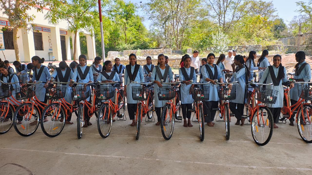 चित्तौड़गढ़ /  चिकारड़ा - निःशुल्क साइकिले पाकर बालिकाओं के चेहरे खिले
