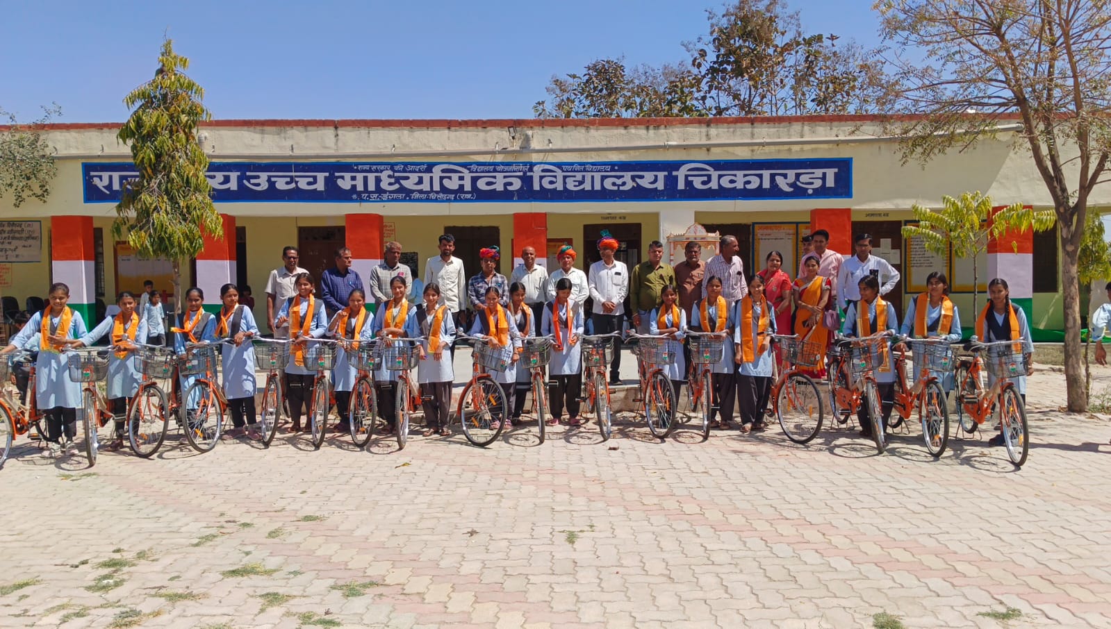 चित्तौड़गढ़ / चिकारड़ा - राज्य सरकार की ओर से देय निशुल्क साइकिल का विभिन्न विद्यालयों में वितरण हुआ