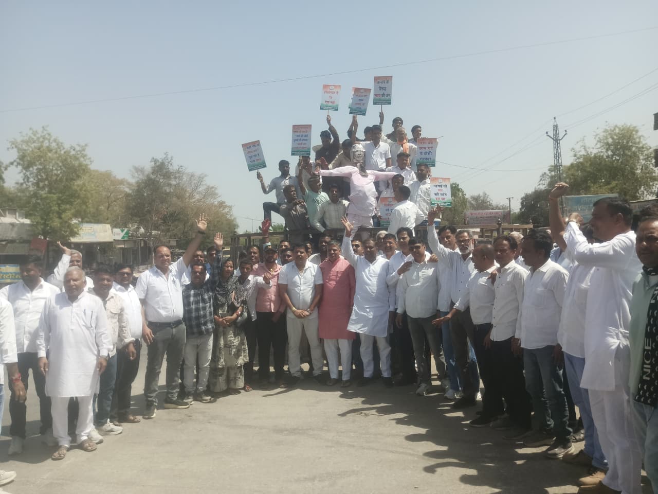 चित्तौड़गढ़ / कपासन - महंगाई के विरोध में कांग्रेस का धरना-प्रदर्शन, पुतला फूंका
