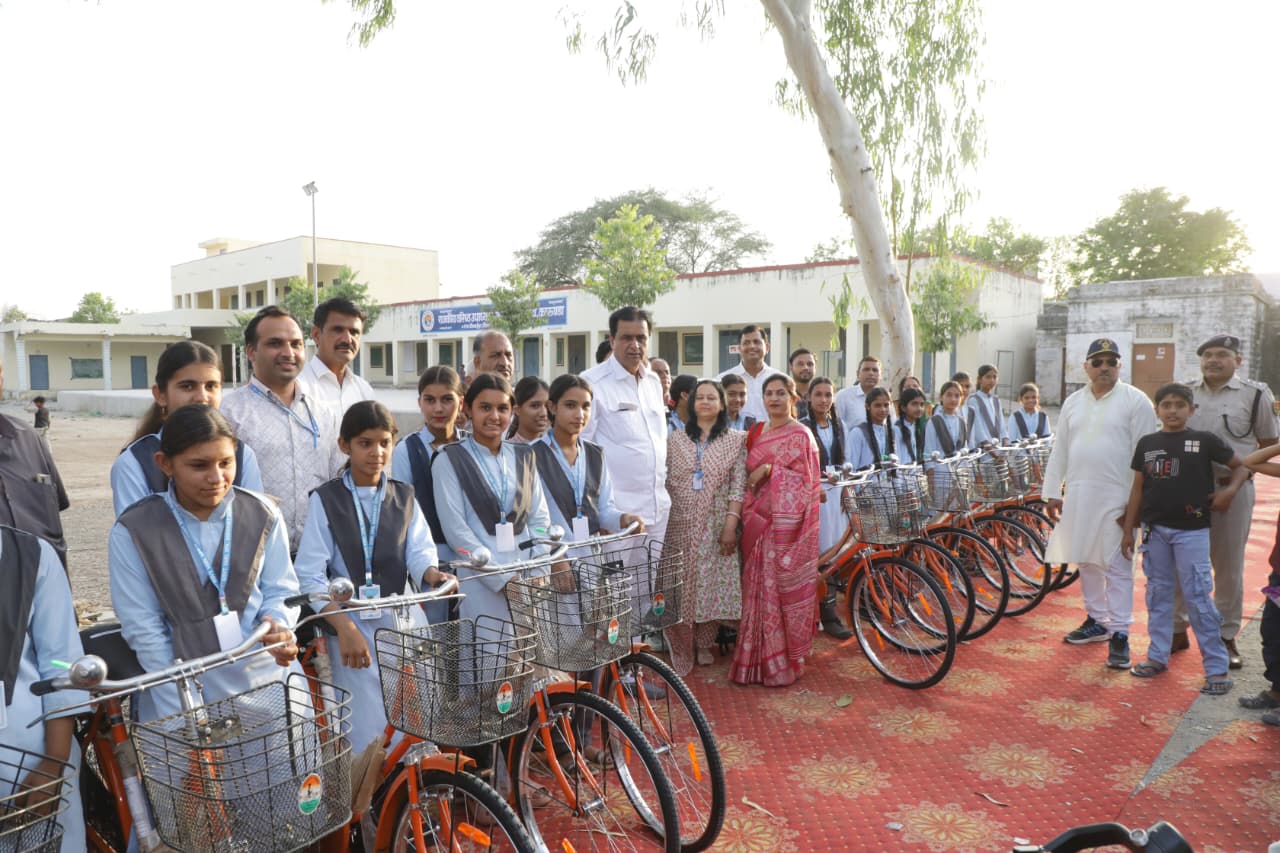 चित्तौड़गढ़ / निम्बाहेड़ा - विधायक कृपलानी ने कारुण्डा विद्यालय में 22 साइकिलों का किया वितरण