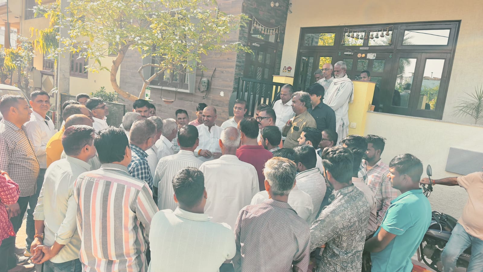 चित्तौड़गढ़ - धनेत सहित 25 गांवों के ग्रामीणों ने सांसद को सौंपा ज्ञापन, पुलिस लाइन के पास स्थित काजवे पर ही पुलिया निर्माण की मांग