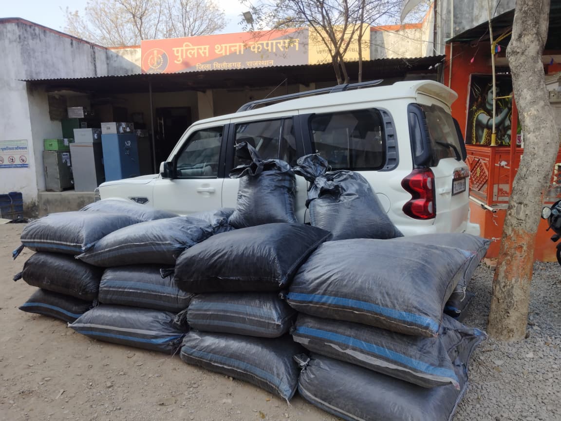 चित्तौड़गढ़ / कपासन - कपासन में 380 किलो अवैध डोडा चूरा जब्त,अंधेरे का फायदा उठाकर तस्कर फरार