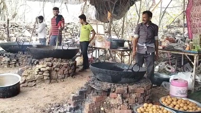 चित्तौड़गढ़ - लकड़ियों से चला रहे भंडारा, हर दिन तीन हजार से ज्यादा ले रहे प्रसाद   