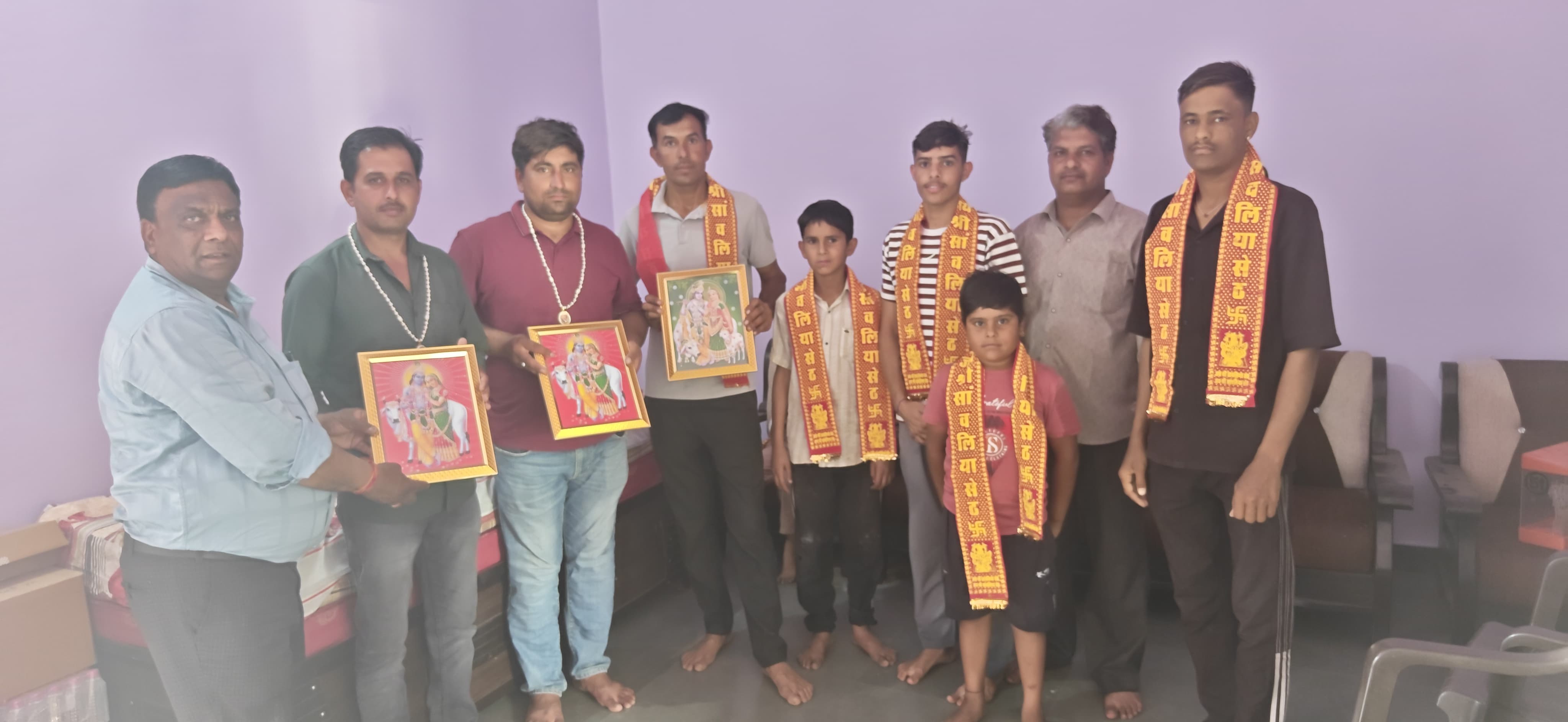 चित्तौड़गढ़ / चिकारड़ा - एकादशी के अवसर पर श्री महावीर गोपाल गौशाला में गो भक्तों ने सेवा कर लापसी खिलाई