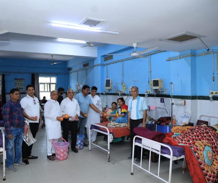 चित्तौड़गढ़ - जिला चिकित्सालय में मरीजों को किए फल एवं बिस्किट वितरण  