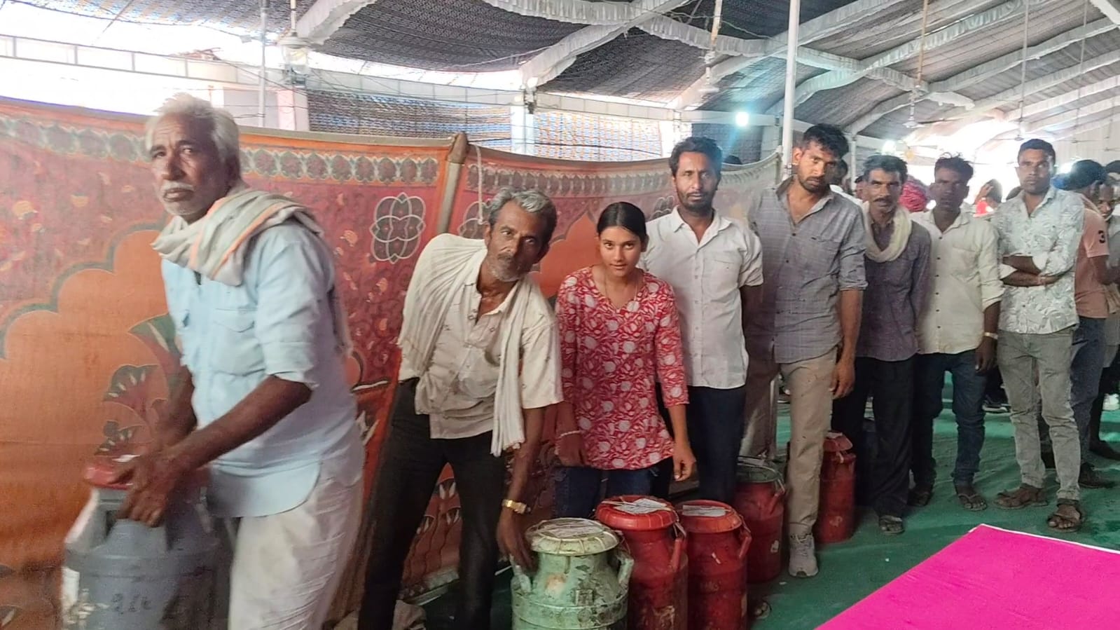 चित्तौड़गढ़ - पहले दिन अफीम के बदले हुआ 45 लाख रुपए का भुगतान, किसान बोले 20 सालों से नहीं बढ़े अफीम खरीद के भाव