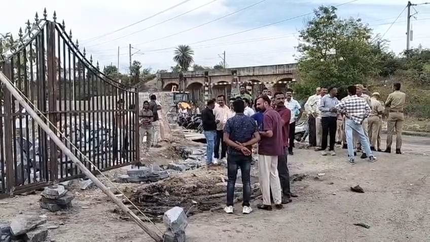 चित्तौड़गढ़ - होमगार्ड विभाग की चार दीवारी मामले में नोटिस के बाद नगर परिषद व जवान हुवे आमने-सामने