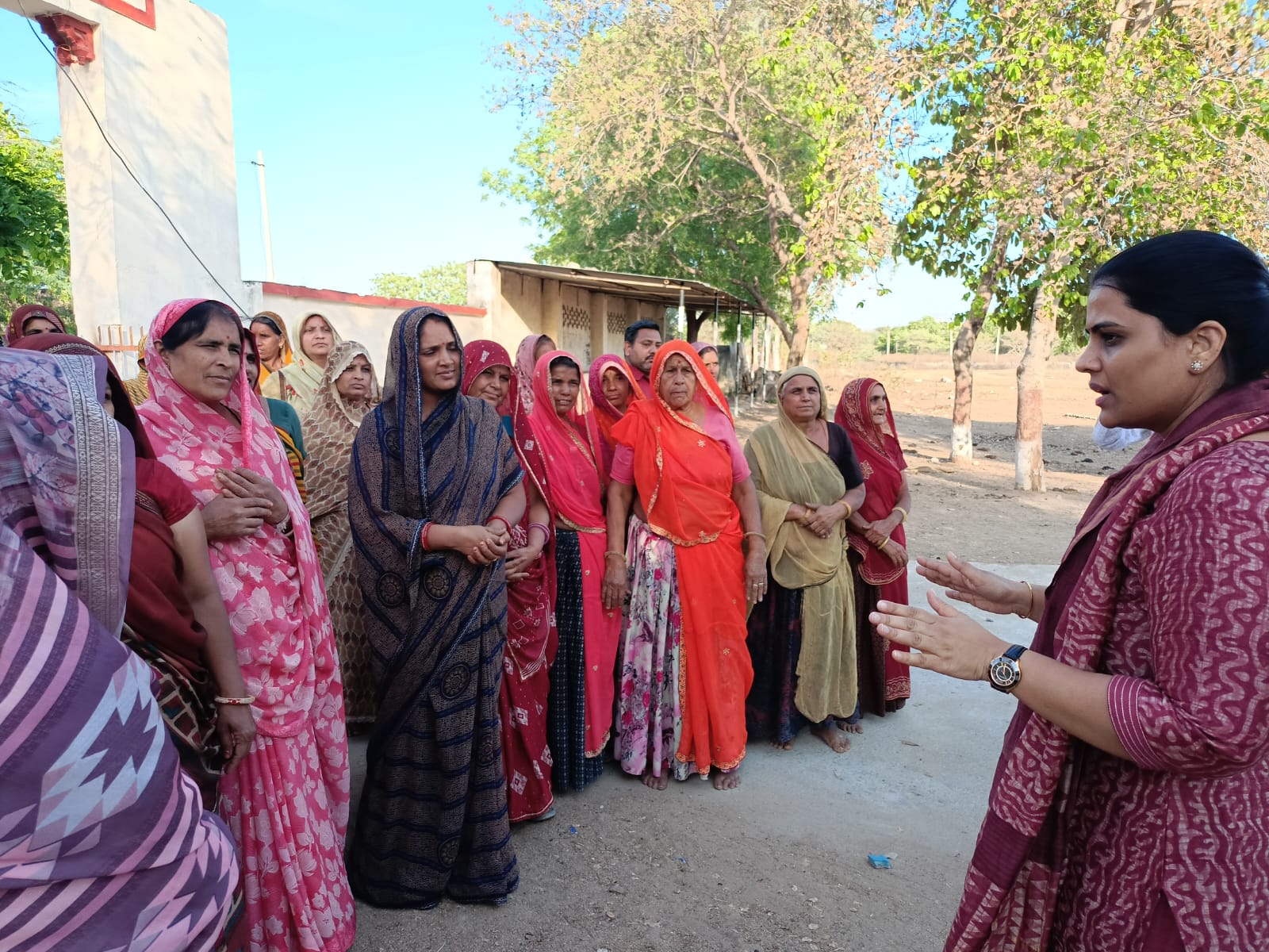 चित्तौड़गढ़ - जिला कलक्टर सहित अधिकारियों ने गांवों का किया भ्रमण, हैंडपंपों की स्थिति जानी