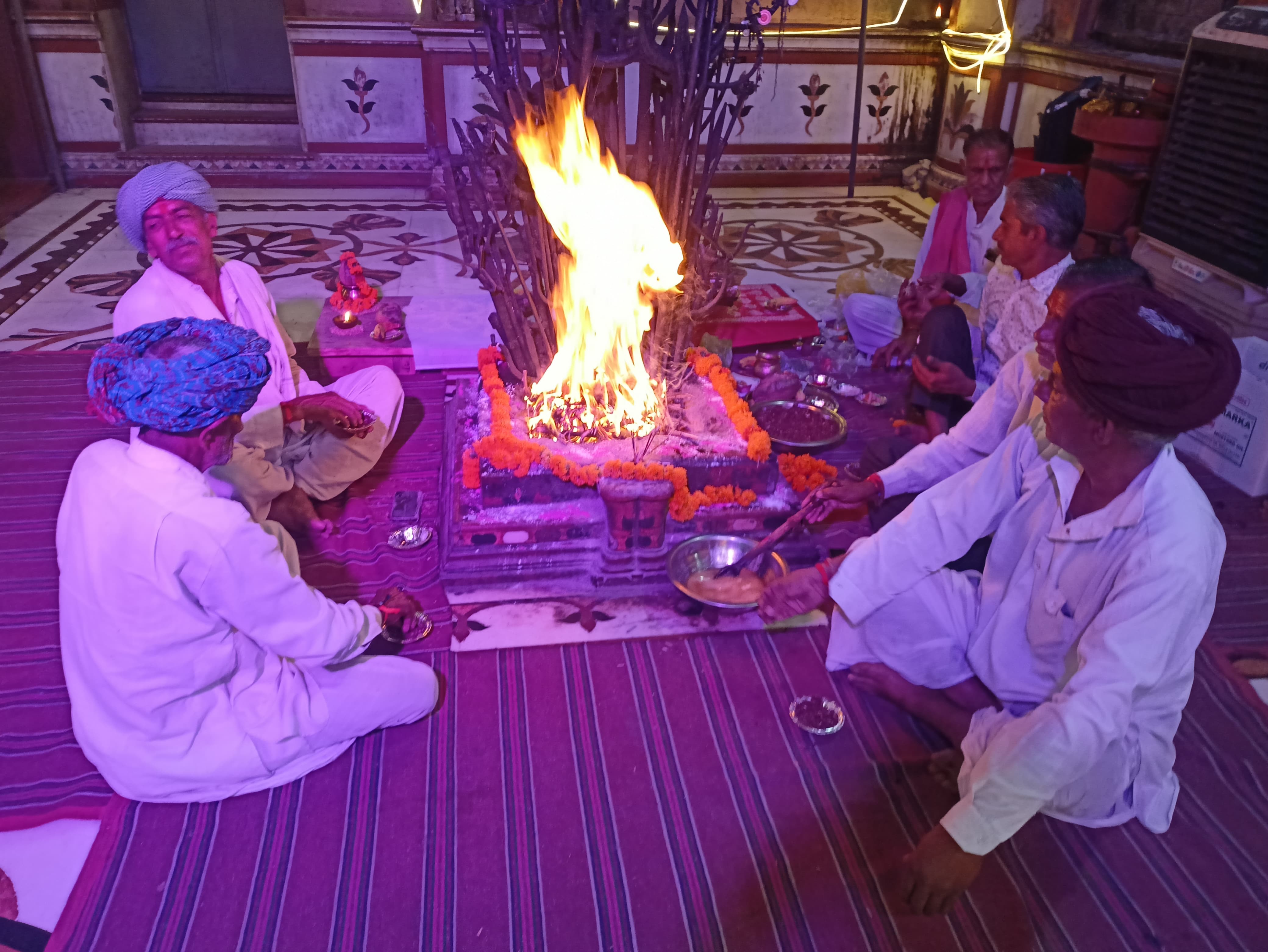 चित्तौड़गढ़ / कपासन - धार्मिक अनुष्ठानों के साथ मंदिर पर ध्वजा चढ़ाकर मेवाड़ के प्रसिद्ध शनि धाम श्री शनि महाराज आली के तीन दिवसीय वार्षिक मेले का हुआ आगाज