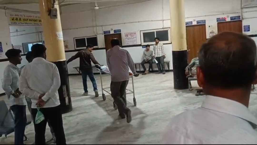 चित्तौड़गढ़ / निम्बाहेड़ा - सड़क हादसे में दंपति की मौत, दो गंभीर घायल,अज्ञात वाहन ने दो मोटरसाइकिल को मारी टक्कर