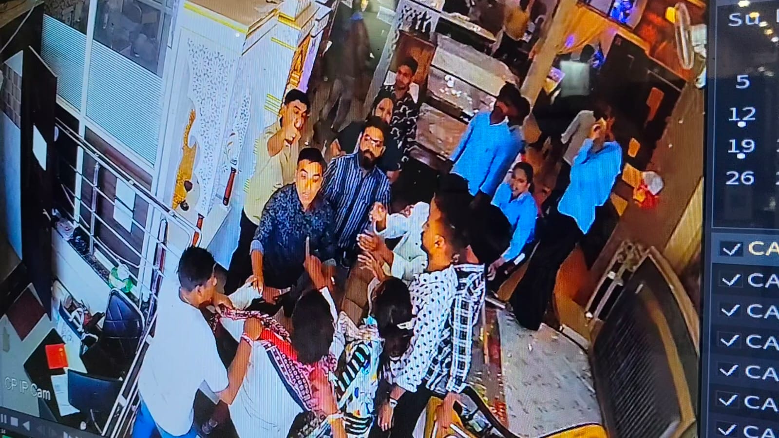 चित्तौड़गढ़ - शराबी को बाहर निकालने पर फर्नीचर शोरूम पर हमला, पत्थरबाजी और तोड़फोड़ से मचा हड़कंप