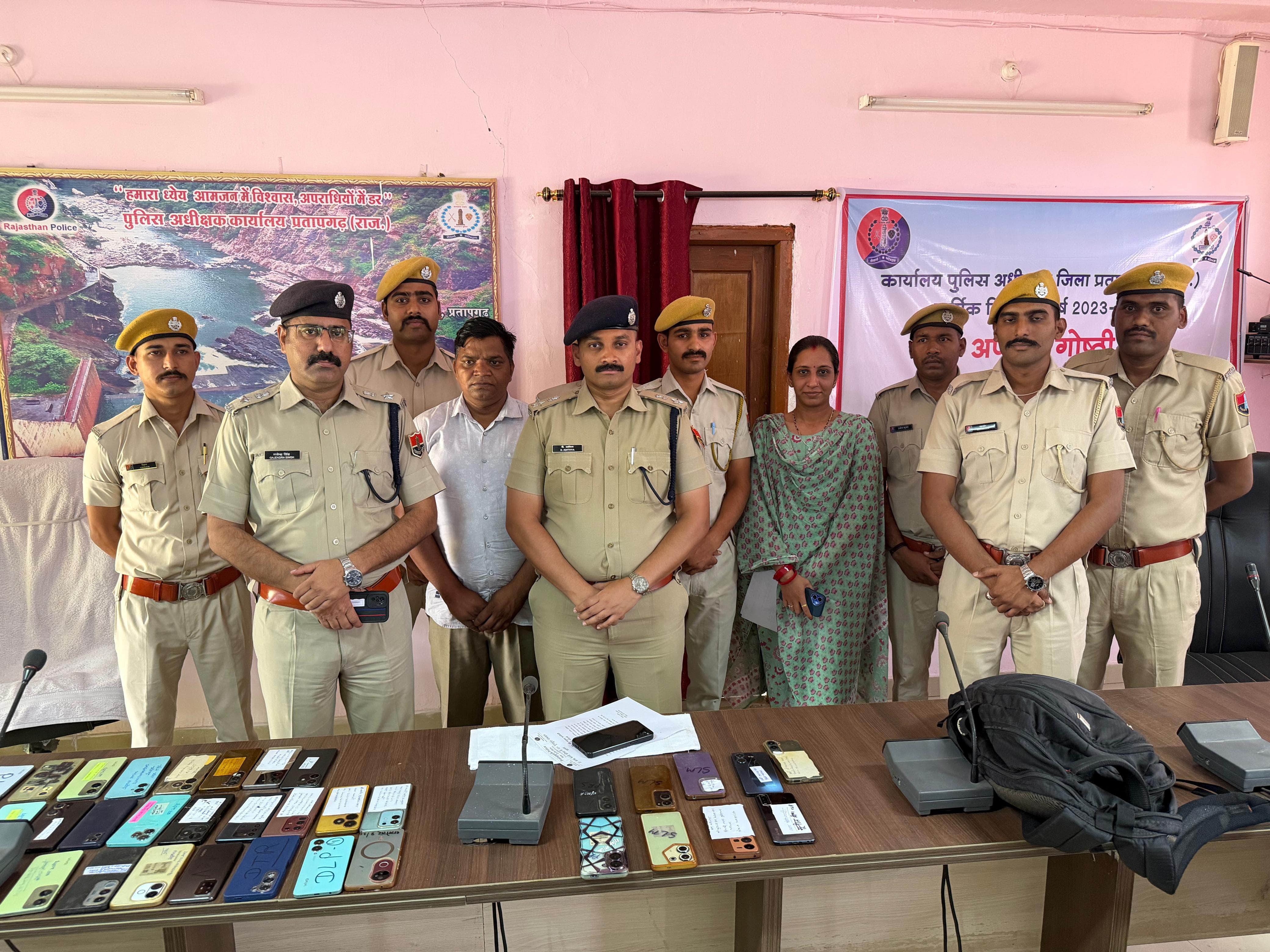 प्रतापगढ़ - प्रतापगढ़ पुलिस ने लौटाई लोगों की मुस्कान: 27 लाख कीमत के 121 गुमशुदा मोबाइल बरामद कर मालिकों को सौंपे