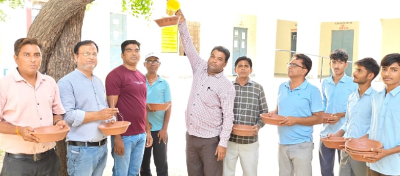 जब इंसान ने प्यासे पंछियों के लिए बांधे परिंडे… कोलीवाड़ा स्कूल बना मानवता और जल संरक्षण की मिसाल”