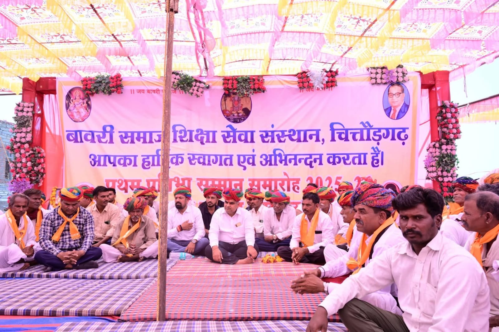 चित्तौड़गढ़ / चिकारड़ा - संगेसरा में प्रतिभा सम्मान समारोह: शिक्षा और संस्कारों से ही बनेगा सशक्त समाज